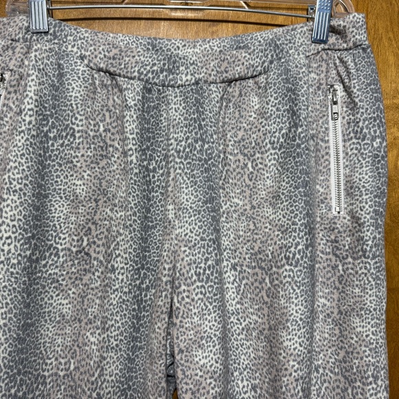 Chaser leppard print lounge pants
Excellent condition - Picture 2 of 4